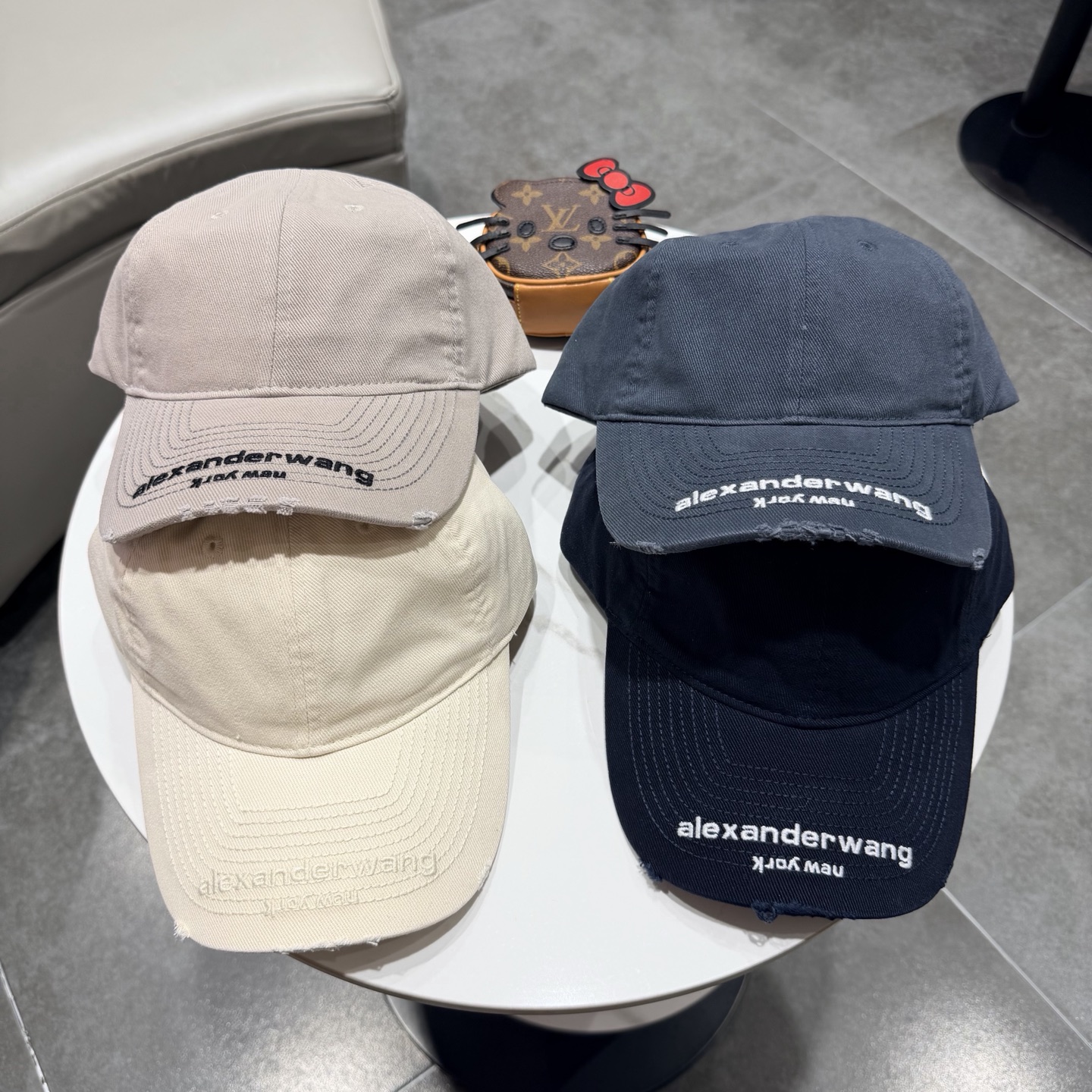 BALENCIAGA巴黎世家新款logo棒球帽，很酷的色系，男女佩戴都有不同style，第一批抢先出货！