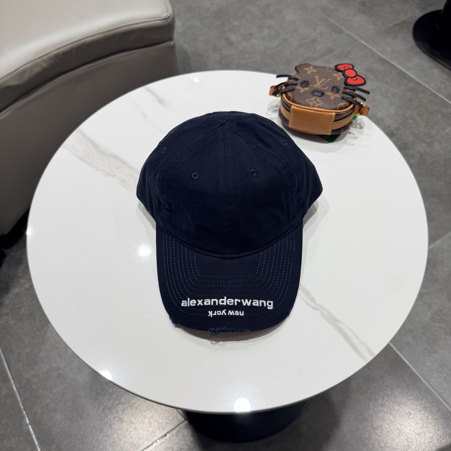 BALENCIAGA巴黎世家新款logo棒球帽，很酷的色系，男女佩戴都有不同style，第一批抢先出货！