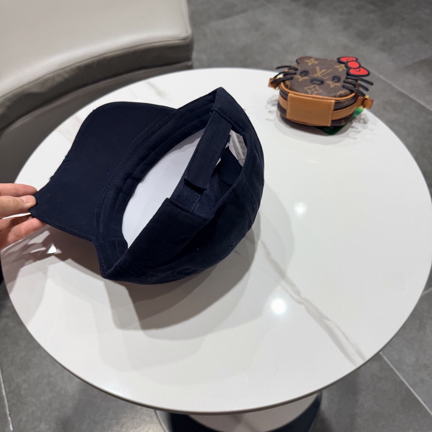 BALENCIAGA巴黎世家新款logo棒球帽，很酷的色系，男女佩戴都有不同style，第一批抢先出货！