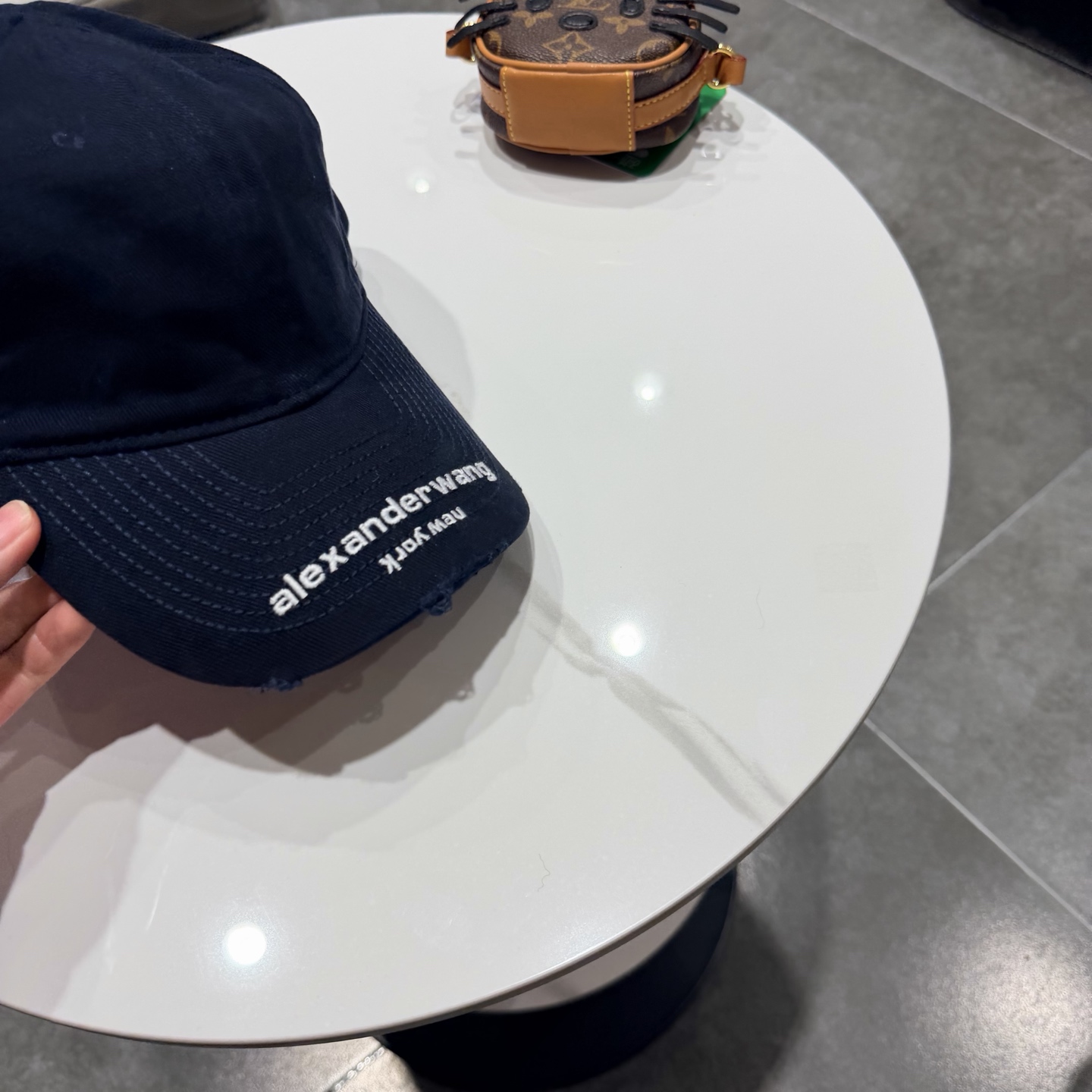 BALENCIAGA巴黎世家新款logo棒球帽，很酷的色系，男女佩戴都有不同style，第一批抢先出货！