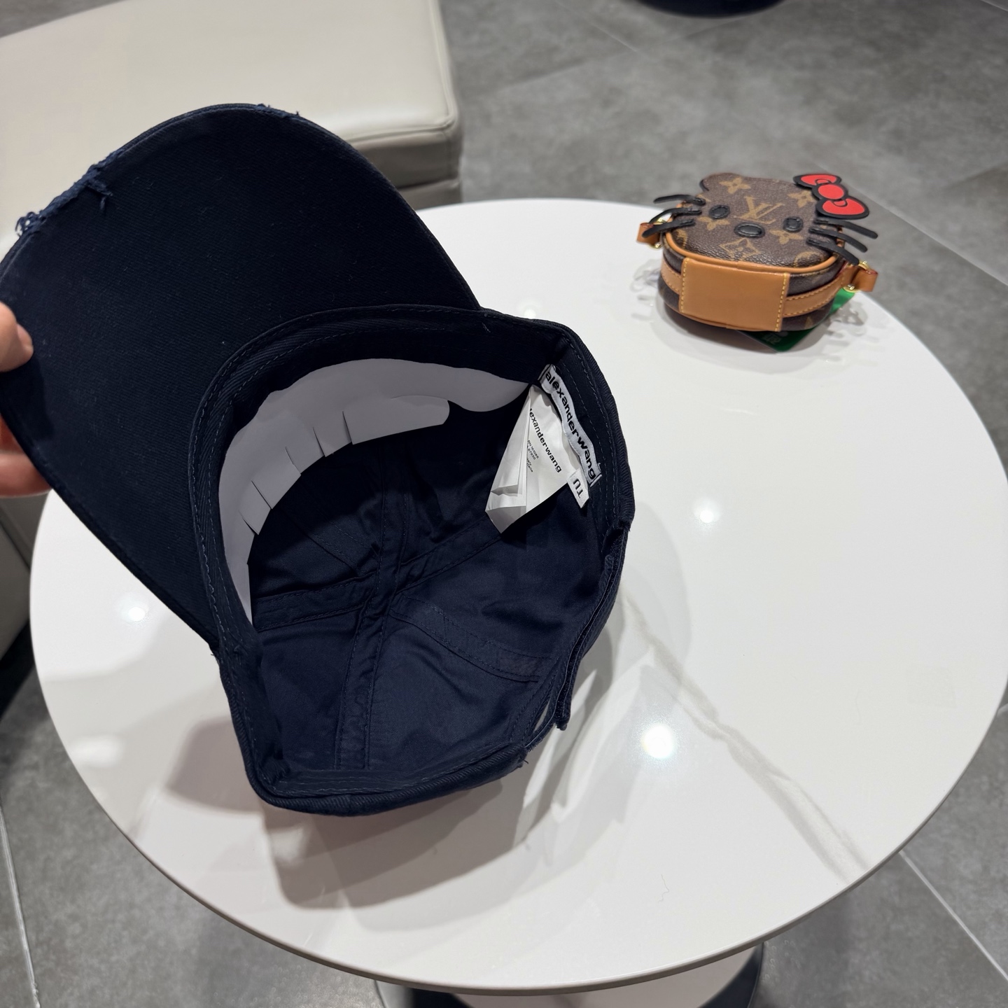 BALENCIAGA巴黎世家新款logo棒球帽，很酷的色系，男女佩戴都有不同style，第一批抢先出货！