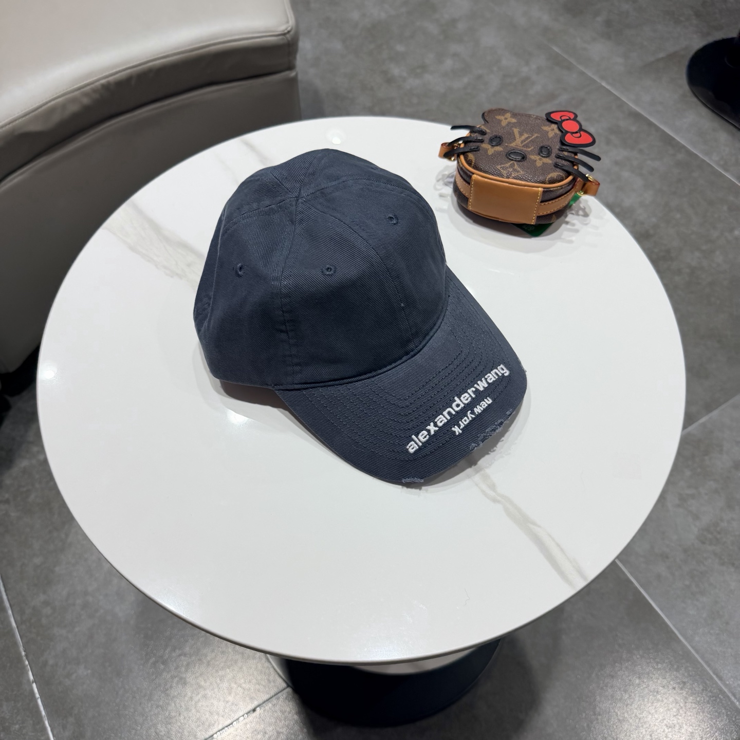 BALENCIAGA巴黎世家新款logo棒球帽，很酷的色系，男女佩戴都有不同style，第一批抢先出货！