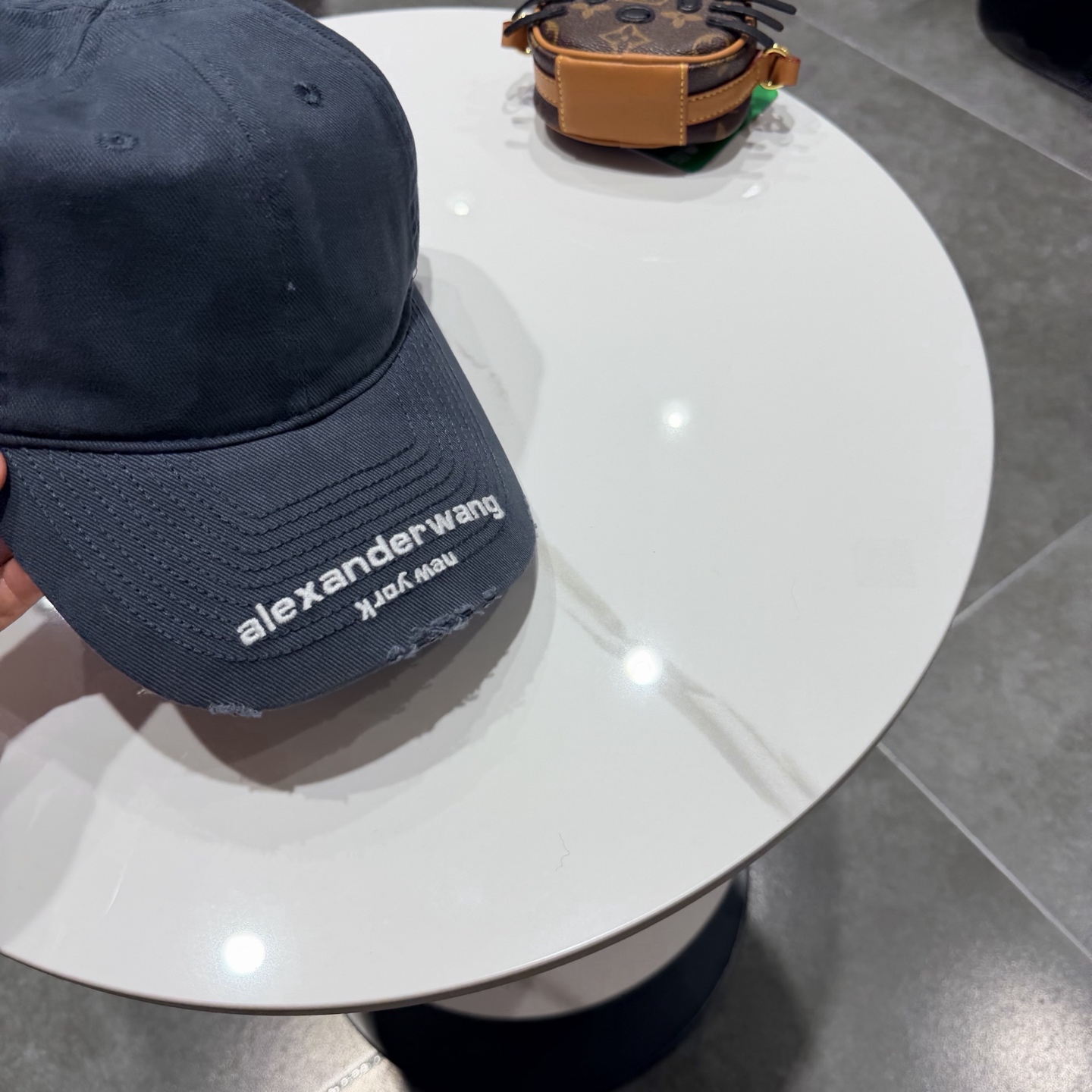 BALENCIAGA巴黎世家新款logo棒球帽，很酷的色系，男女佩戴都有不同style，第一批抢先出货！