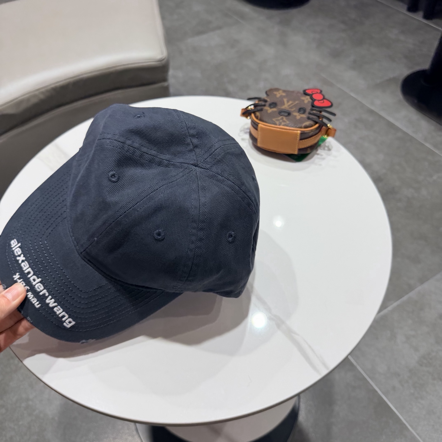 BALENCIAGA巴黎世家新款logo棒球帽，很酷的色系，男女佩戴都有不同style，第一批抢先出货！