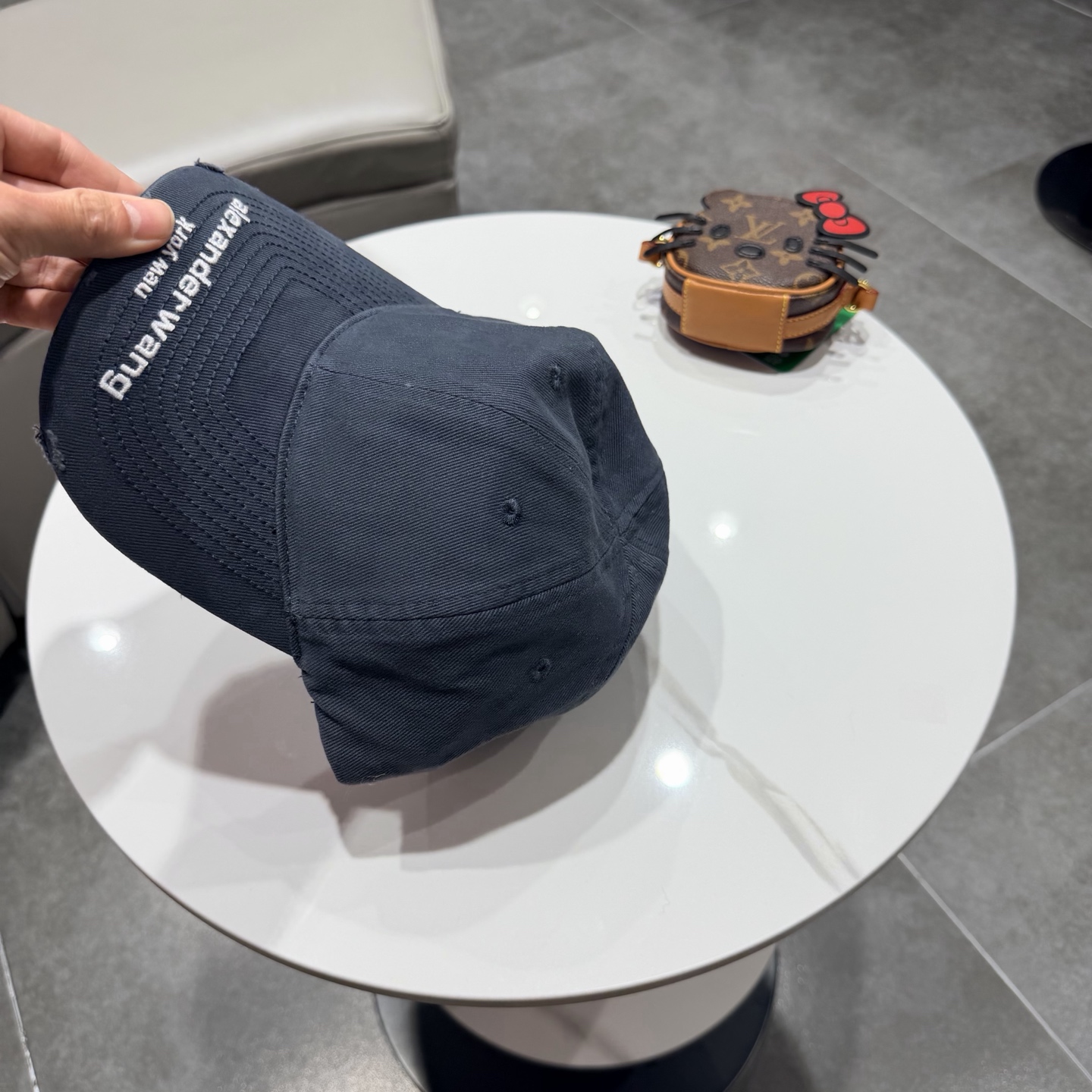 BALENCIAGA巴黎世家新款logo棒球帽，很酷的色系，男女佩戴都有不同style，第一批抢先出货！