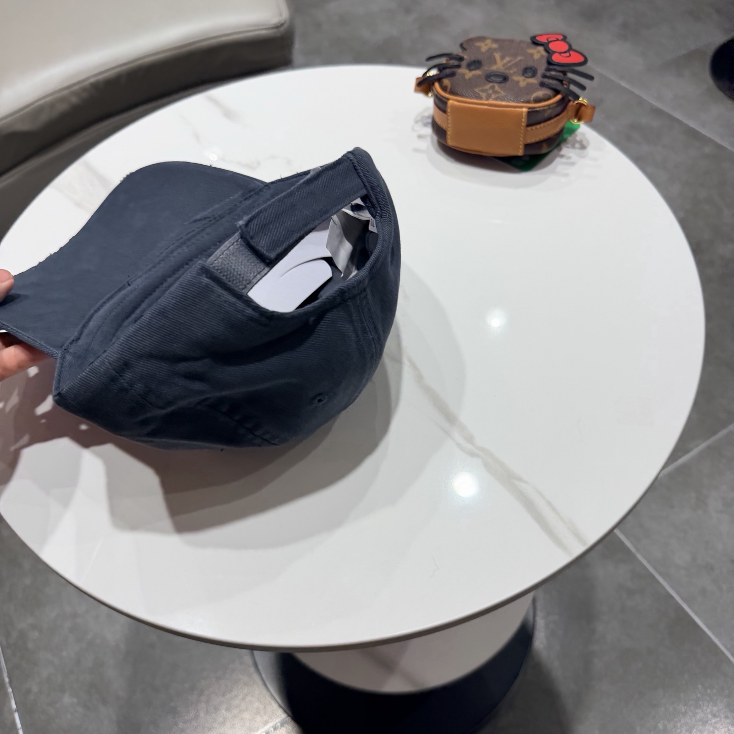 BALENCIAGA巴黎世家新款logo棒球帽，很酷的色系，男女佩戴都有不同style，第一批抢先出货！