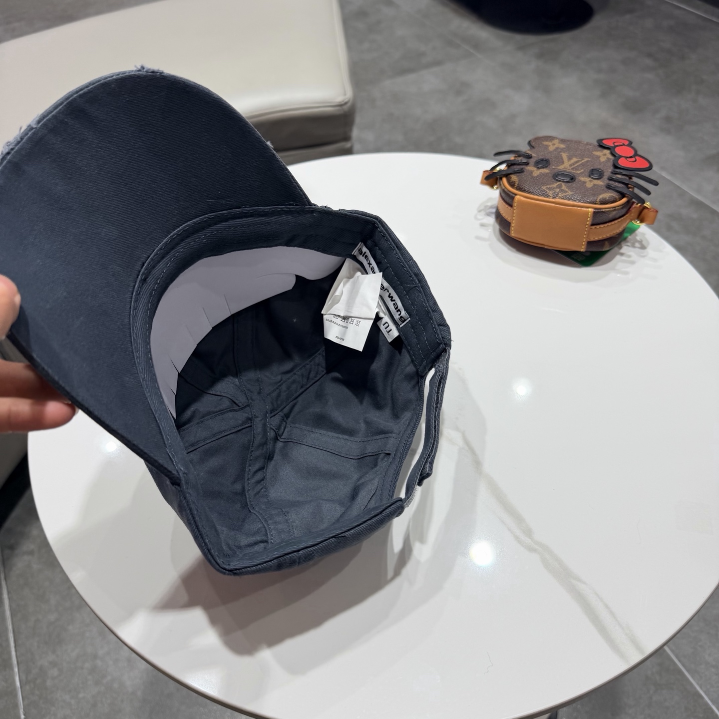 BALENCIAGA巴黎世家新款logo棒球帽，很酷的色系，男女佩戴都有不同style，第一批抢先出货！