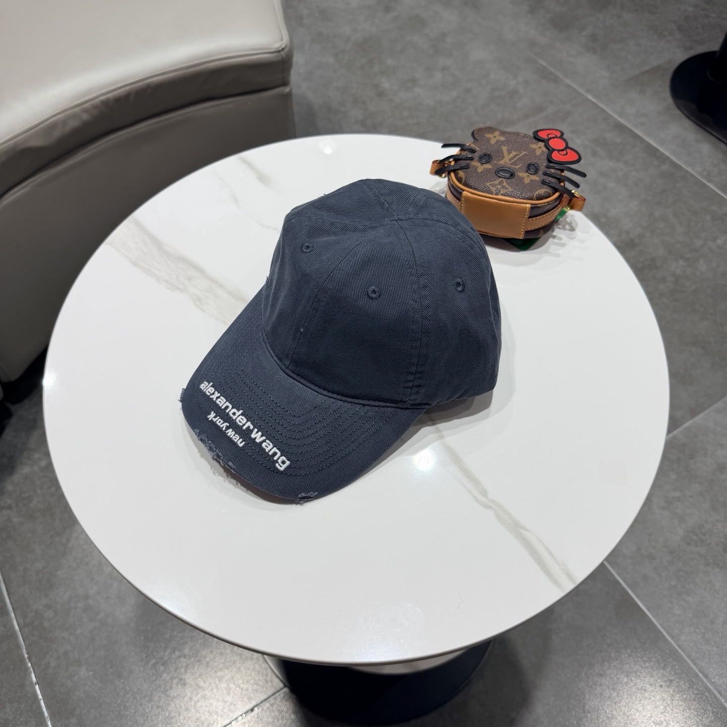 BALENCIAGA巴黎世家新款logo棒球帽，很酷的色系，男女佩戴都有不同style，第一批抢先出货！