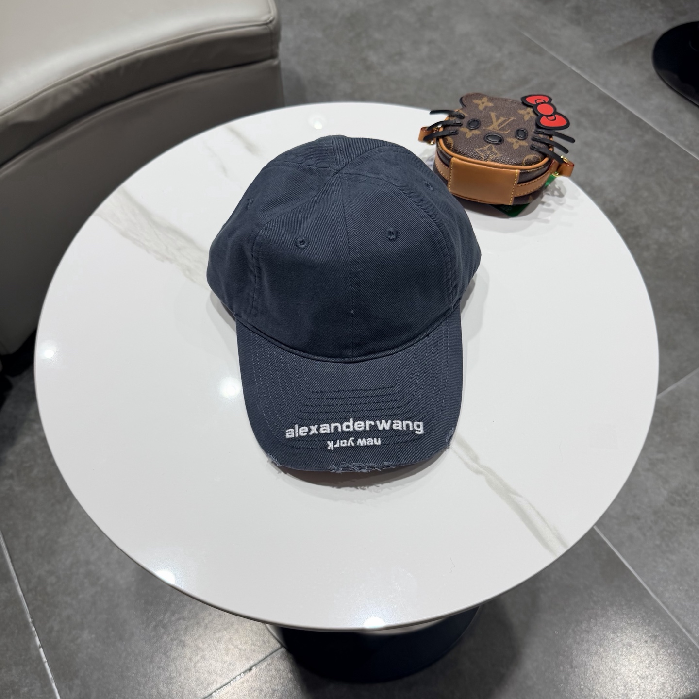 BALENCIAGA巴黎世家新款logo棒球帽，很酷的色系，男女佩戴都有不同style，第一批抢先出货！