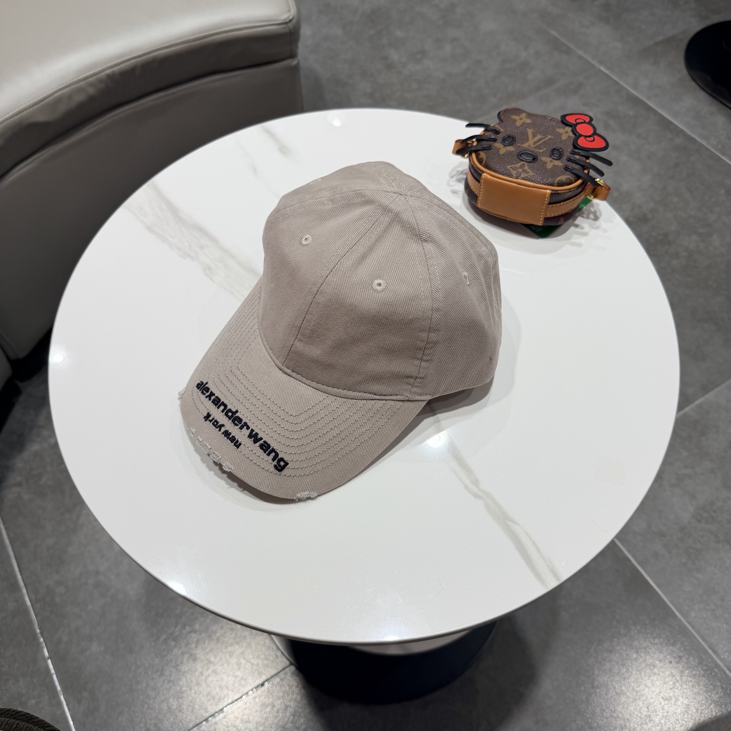 BALENCIAGA巴黎世家新款logo棒球帽，很酷的色系，男女佩戴都有不同style，第一批抢先出货！