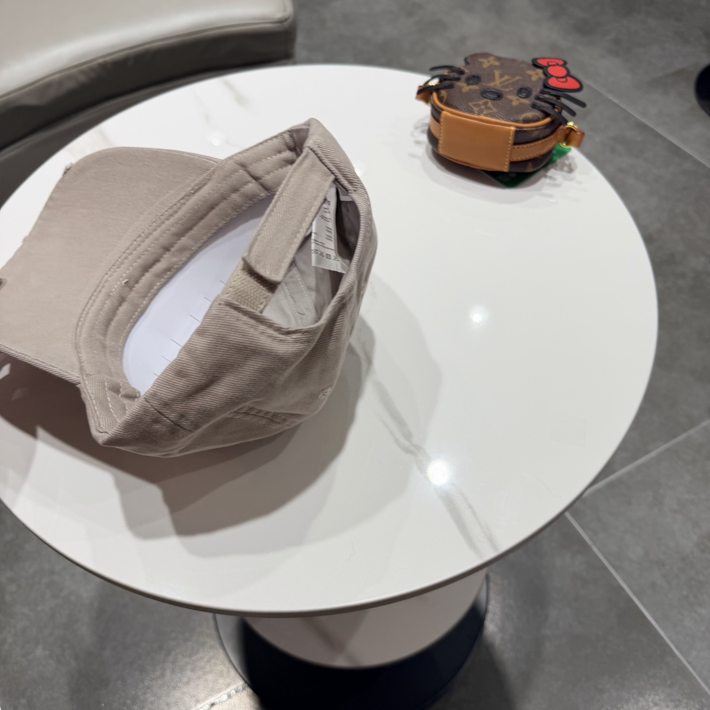 BALENCIAGA巴黎世家新款logo棒球帽，很酷的色系，男女佩戴都有不同style，第一批抢先出货！