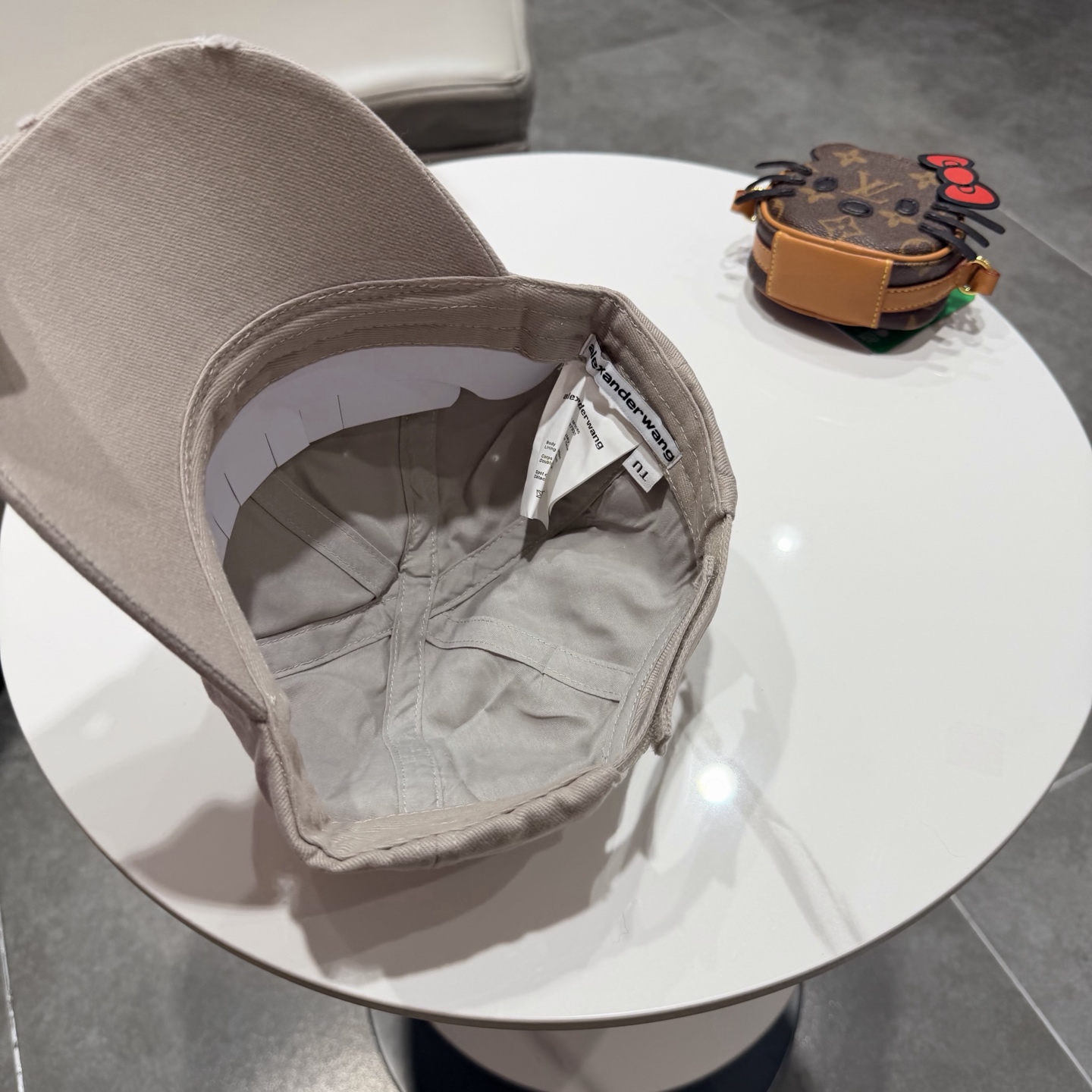 BALENCIAGA巴黎世家新款logo棒球帽，很酷的色系，男女佩戴都有不同style，第一批抢先出货！