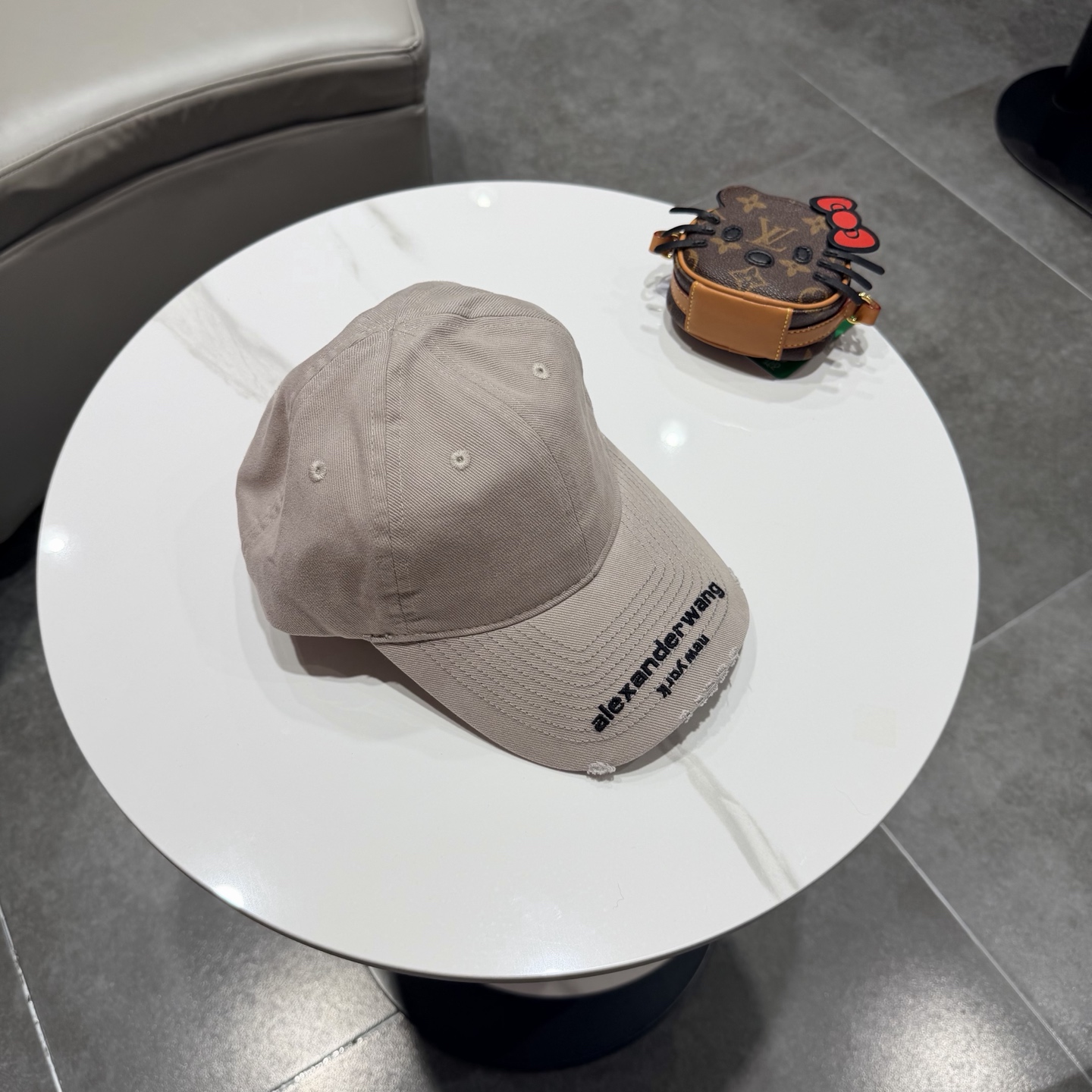 BALENCIAGA巴黎世家新款logo棒球帽，很酷的色系，男女佩戴都有不同style，第一批抢先出货！