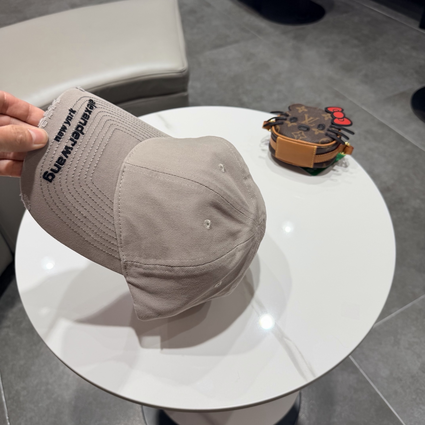 BALENCIAGA巴黎世家新款logo棒球帽，很酷的色系，男女佩戴都有不同style，第一批抢先出货！