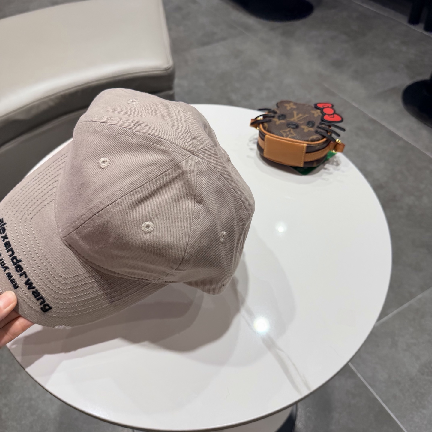 BALENCIAGA巴黎世家新款logo棒球帽，很酷的色系，男女佩戴都有不同style，第一批抢先出货！