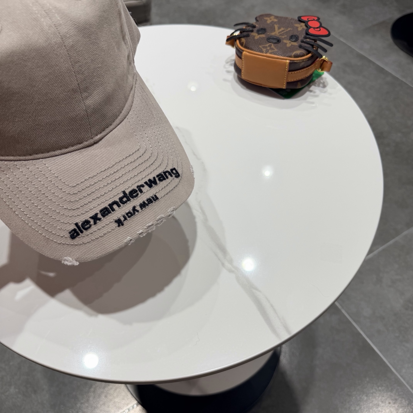 BALENCIAGA巴黎世家新款logo棒球帽，很酷的色系，男女佩戴都有不同style，第一批抢先出货！