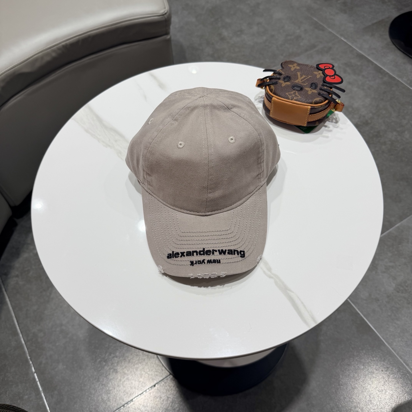 BALENCIAGA巴黎世家新款logo棒球帽，很酷的色系，男女佩戴都有不同style，第一批抢先出货！