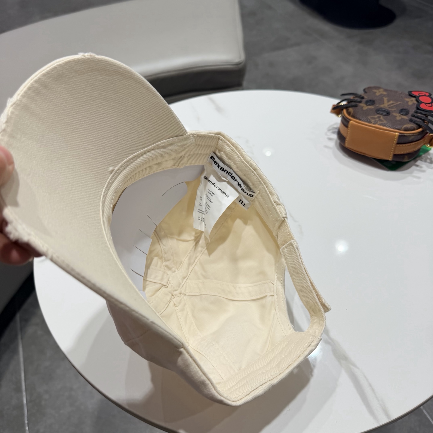 BALENCIAGA巴黎世家新款logo棒球帽，很酷的色系，男女佩戴都有不同style，第一批抢先出货！