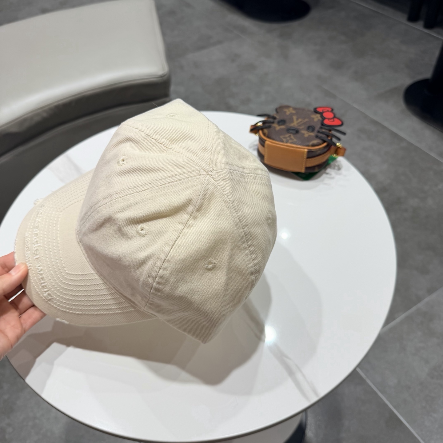 BALENCIAGA巴黎世家新款logo棒球帽，很酷的色系，男女佩戴都有不同style，第一批抢先出货！