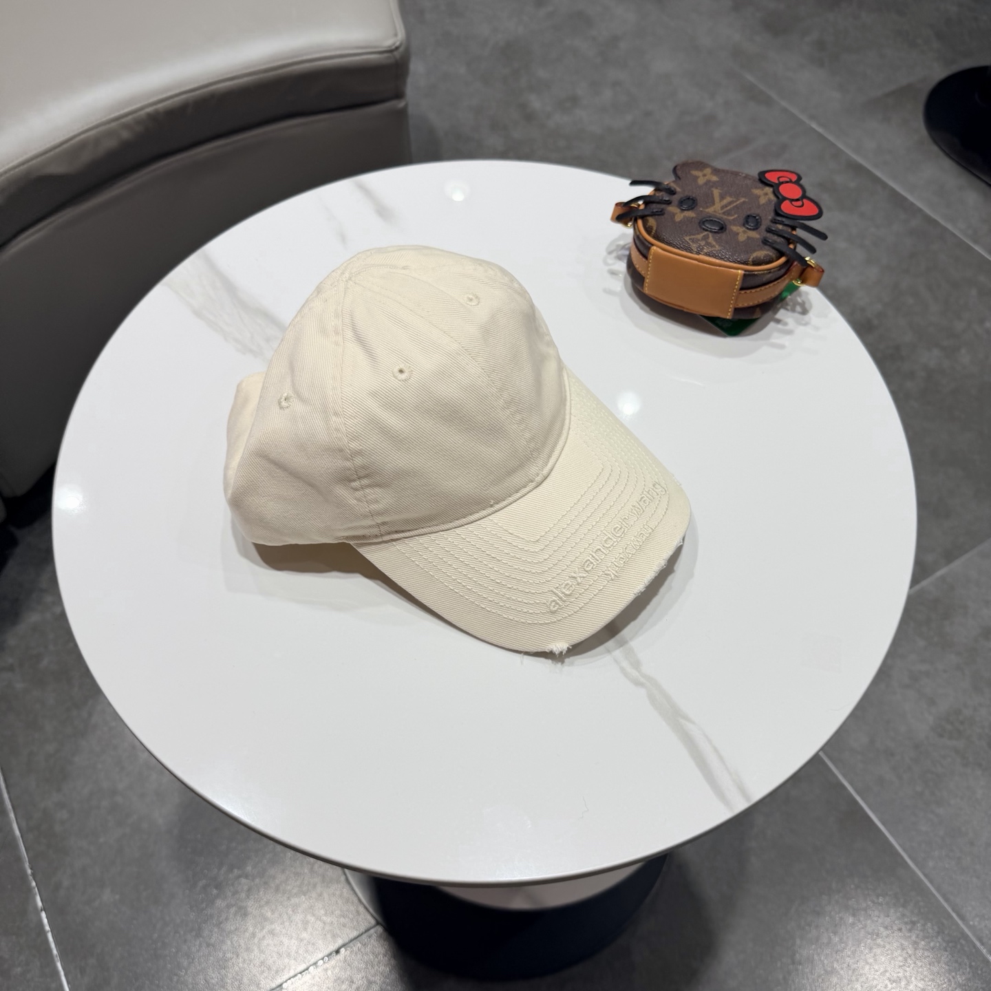 BALENCIAGA巴黎世家新款logo棒球帽，很酷的色系，男女佩戴都有不同style，第一批抢先出货！