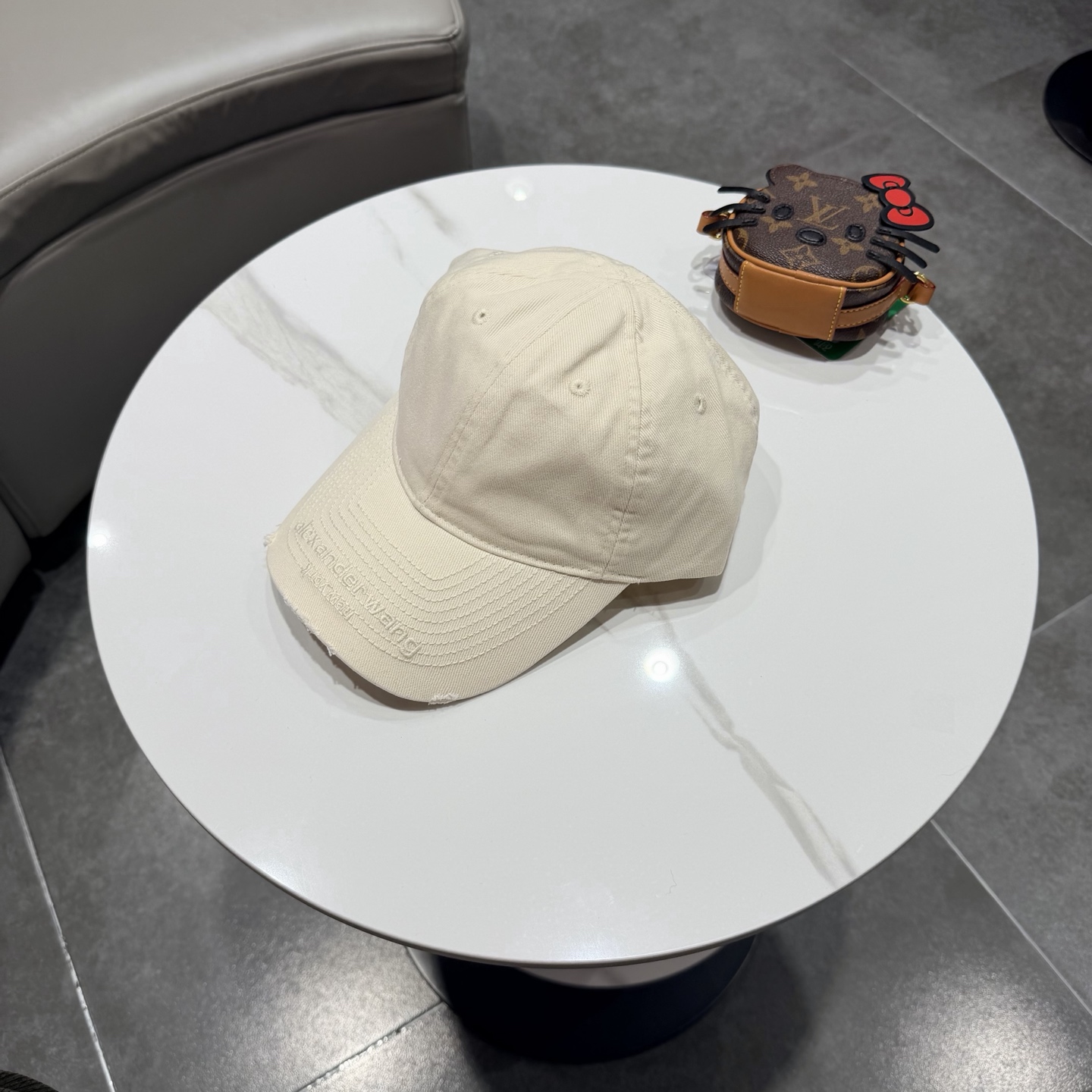 BALENCIAGA巴黎世家新款logo棒球帽，很酷的色系，男女佩戴都有不同style，第一批抢先出货！