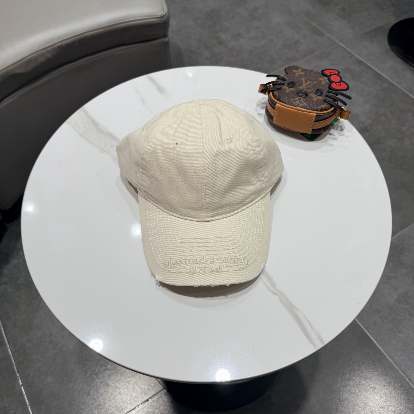 BALENCIAGA巴黎世家新款logo棒球帽，很酷的色系，男女佩戴都有不同style，第一批抢先出货！