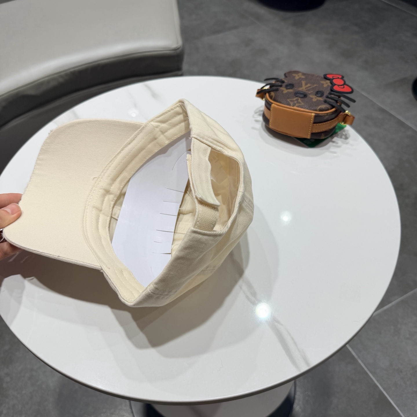 BALENCIAGA巴黎世家新款logo棒球帽，很酷的色系，男女佩戴都有不同style，第一批抢先出货！