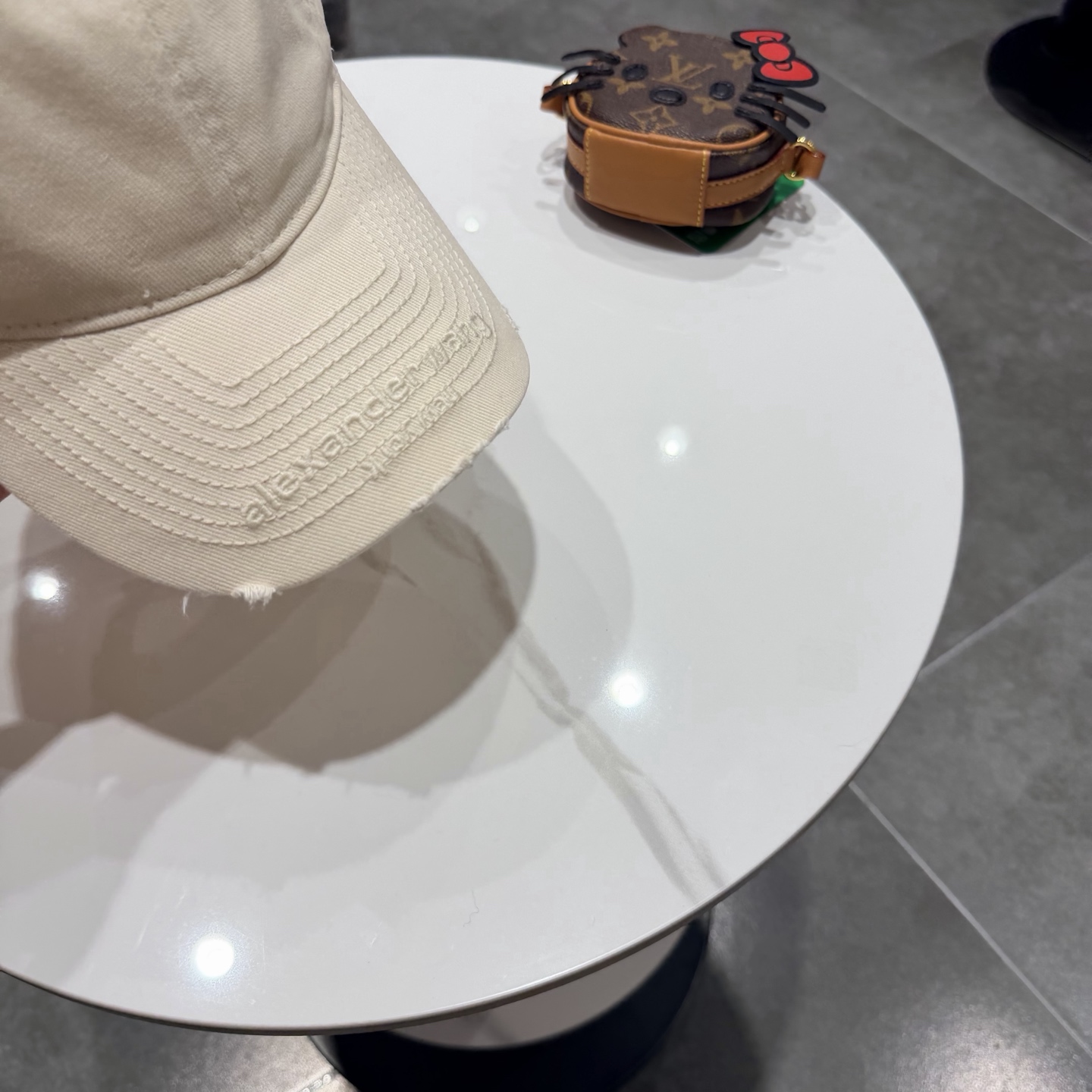 BALENCIAGA巴黎世家新款logo棒球帽，很酷的色系，男女佩戴都有不同style，第一批抢先出货！