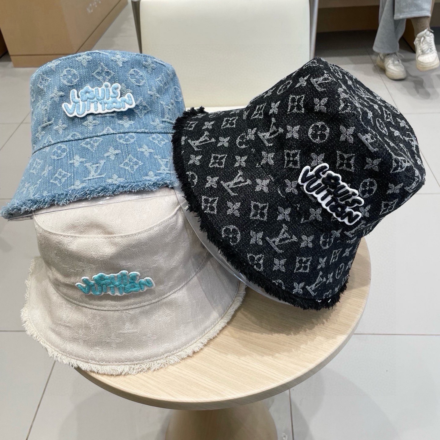 LV路易威登官网高版本 新款牛仔渔夫帽火爆技术升级，洗水牛仔风街头风十足更符合现在时尚小哥哥小姐姐的st