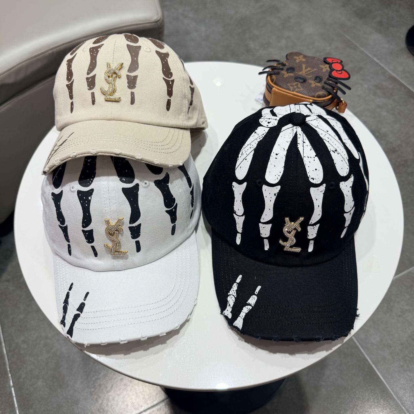 YSL圣罗兰 棒球帽|韩系风一款简单休闲风的棒球帽是牛仔的款式 减龄百搭 适配度很高！简单随性~字母刺绣