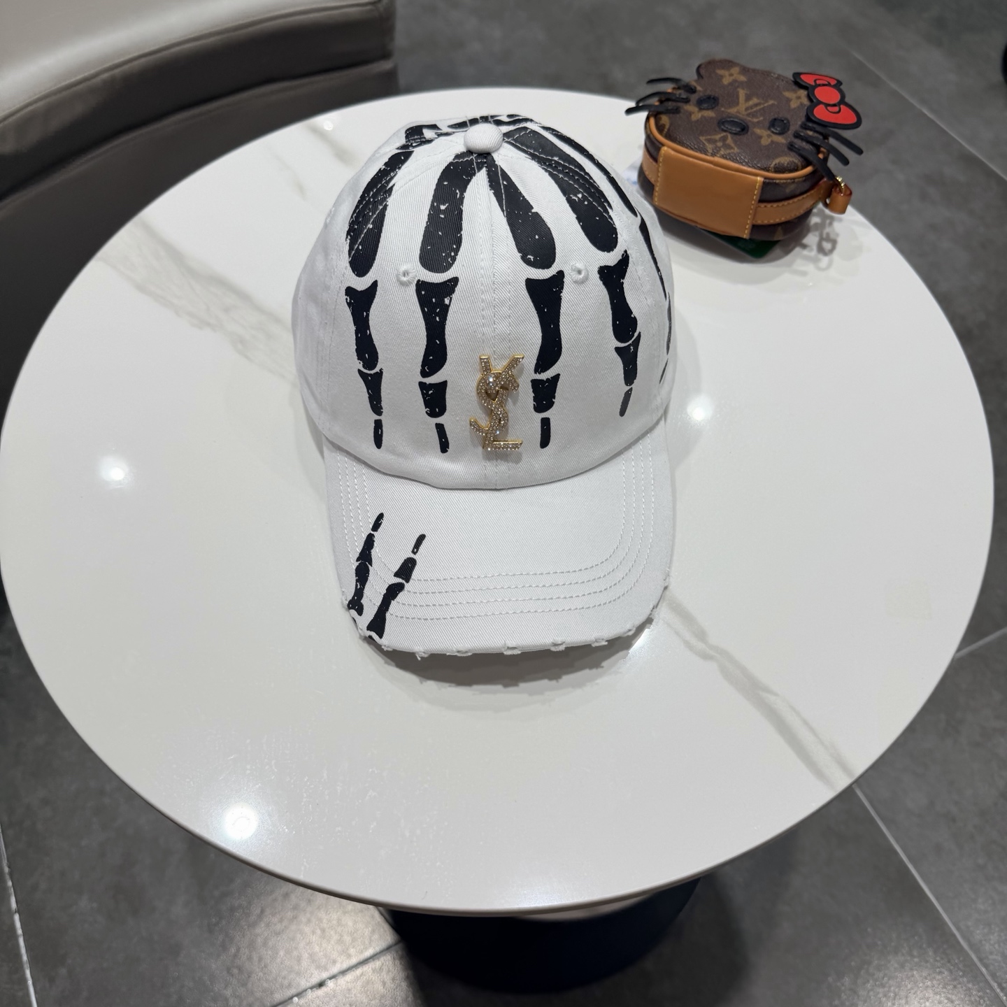 YSL圣罗兰 棒球帽|韩系风一款简单休闲风的棒球帽是牛仔的款式 减龄百搭 适配度很高！简单随性~字母刺绣