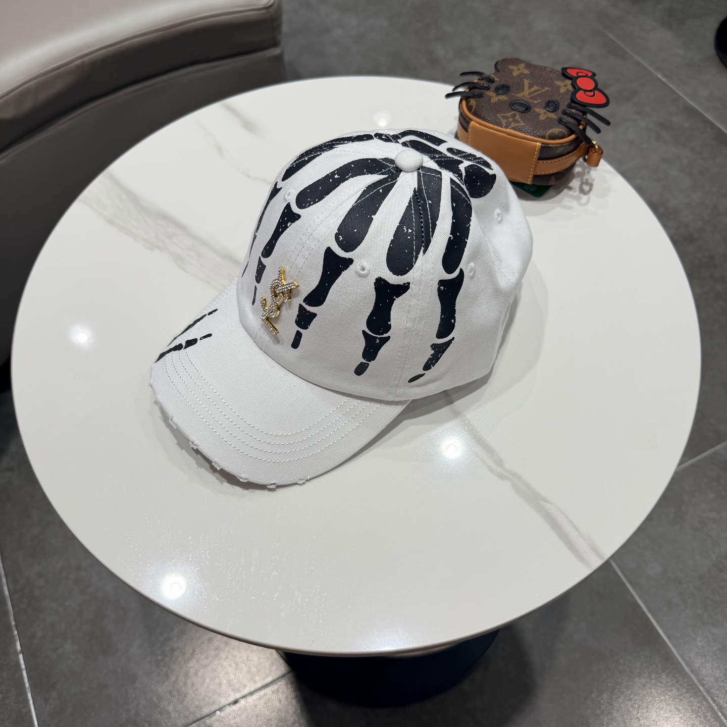 YSL圣罗兰 棒球帽|韩系风一款简单休闲风的棒球帽是牛仔的款式 减龄百搭 适配度很高！简单随性~字母刺绣