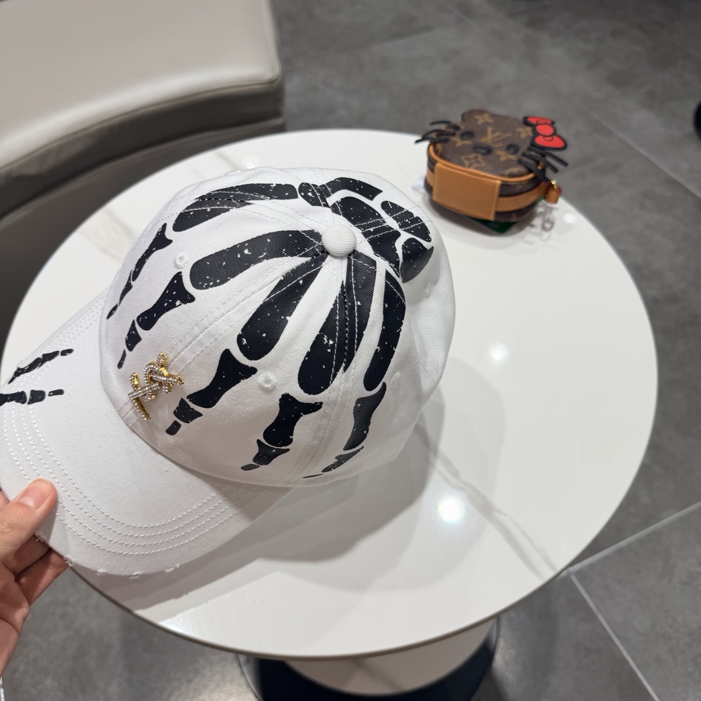 YSL圣罗兰 棒球帽|韩系风一款简单休闲风的棒球帽是牛仔的款式 减龄百搭 适配度很高！简单随性~字母刺绣