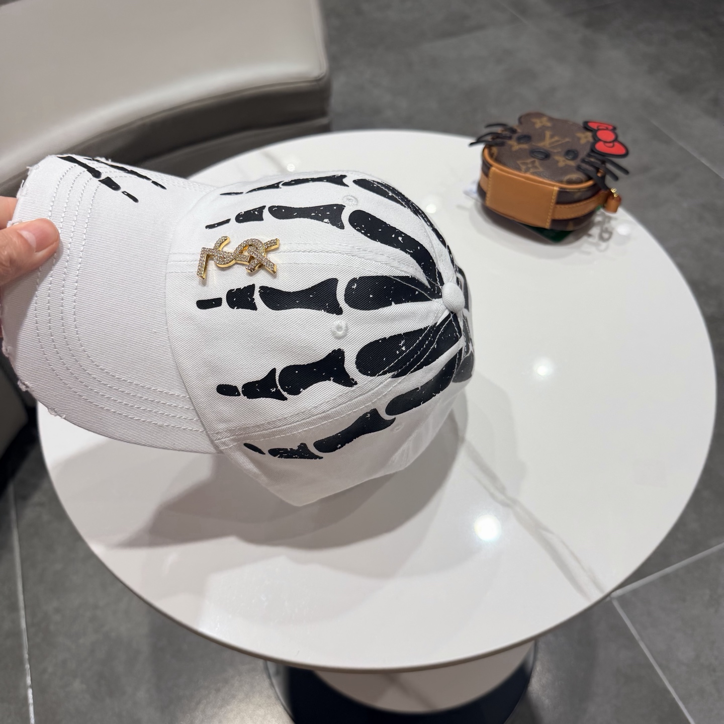 YSL圣罗兰 棒球帽|韩系风一款简单休闲风的棒球帽是牛仔的款式 减龄百搭 适配度很高！简单随性~字母刺绣