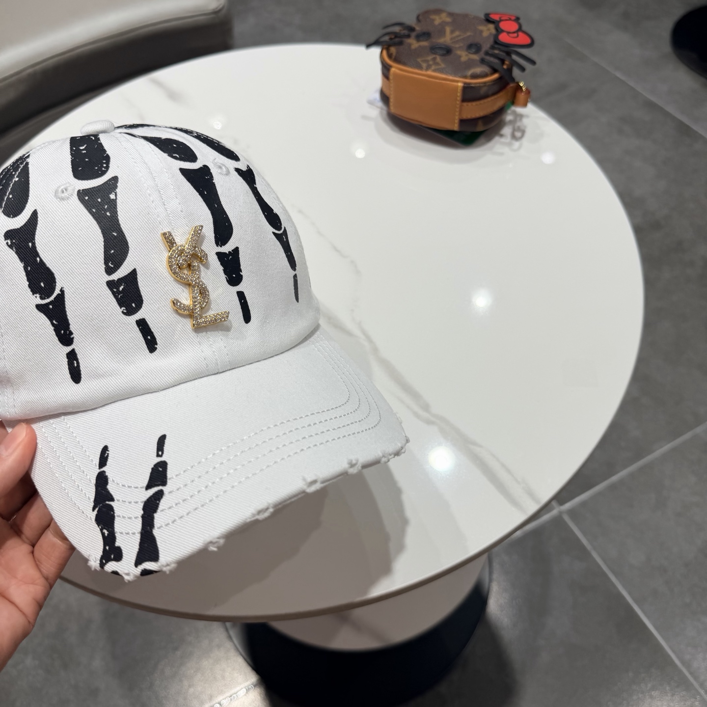 YSL圣罗兰 棒球帽|韩系风一款简单休闲风的棒球帽是牛仔的款式 减龄百搭 适配度很高！简单随性~字母刺绣