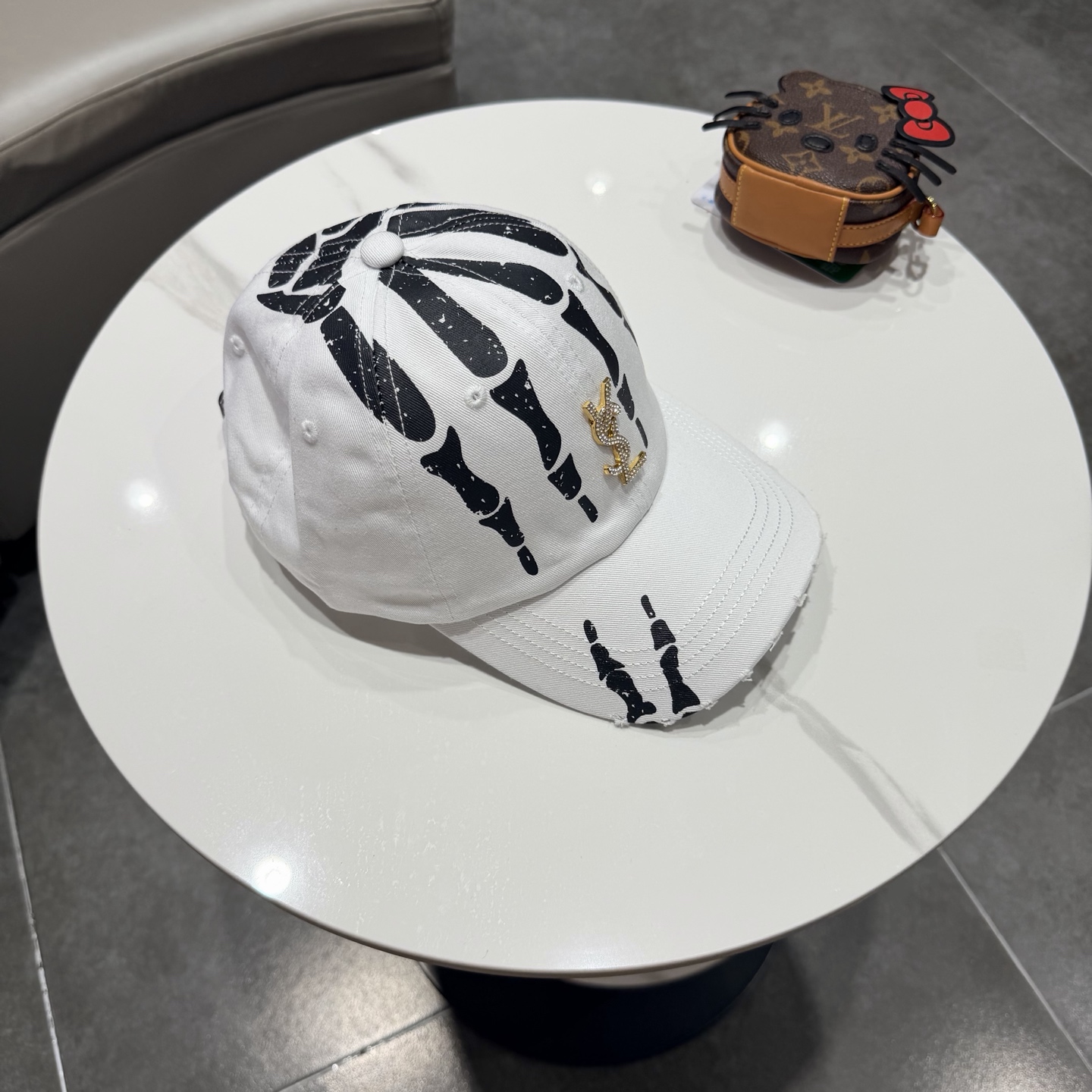 YSL圣罗兰 棒球帽|韩系风一款简单休闲风的棒球帽是牛仔的款式 减龄百搭 适配度很高！简单随性~字母刺绣