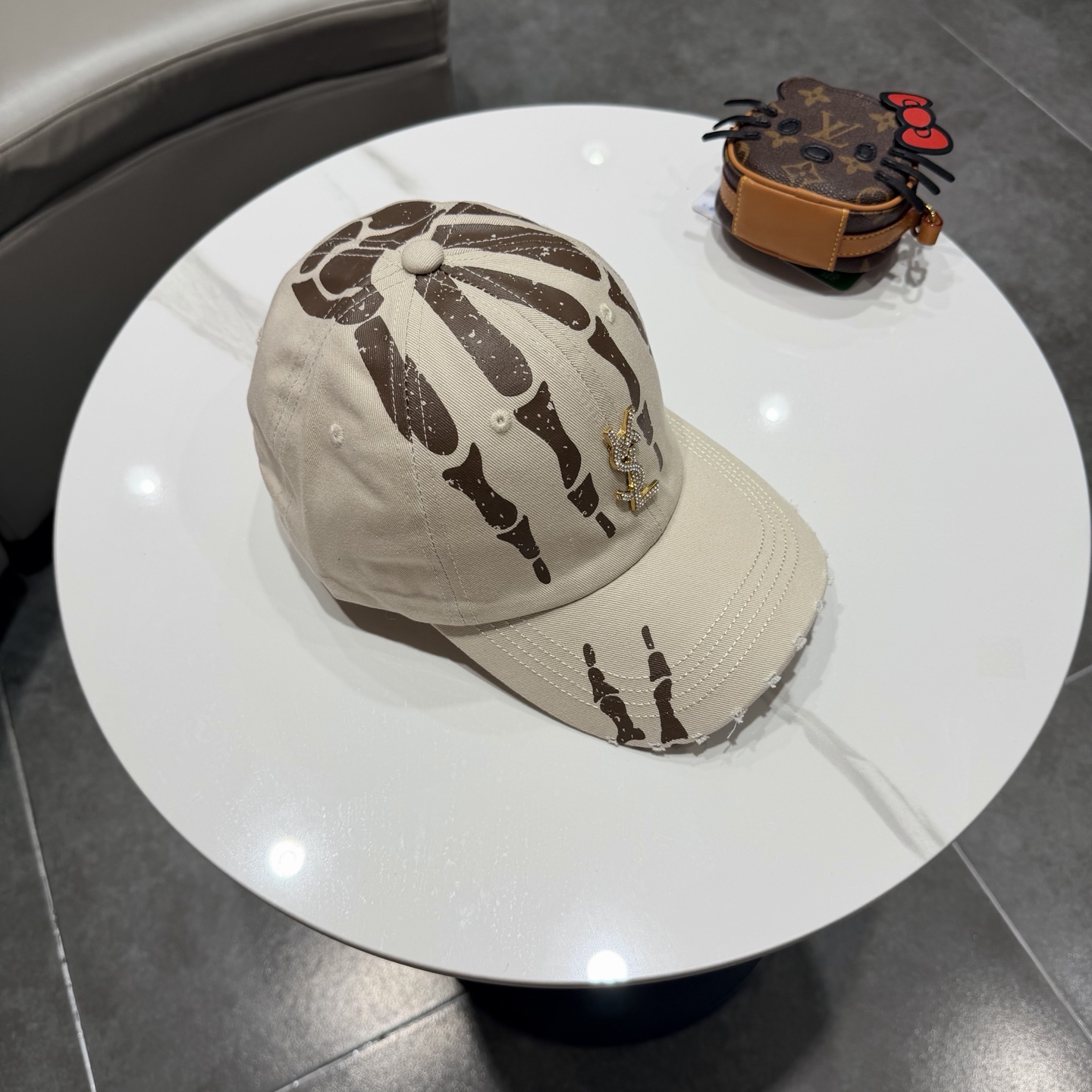 YSL圣罗兰 棒球帽|韩系风一款简单休闲风的棒球帽是牛仔的款式 减龄百搭 适配度很高！简单随性~字母刺绣