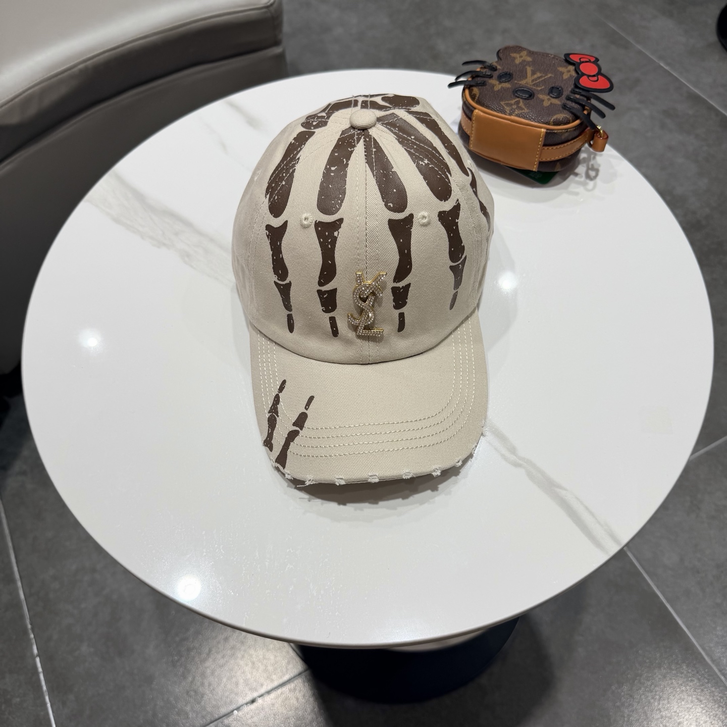 YSL圣罗兰 棒球帽|韩系风一款简单休闲风的棒球帽是牛仔的款式 减龄百搭 适配度很高！简单随性~字母刺绣