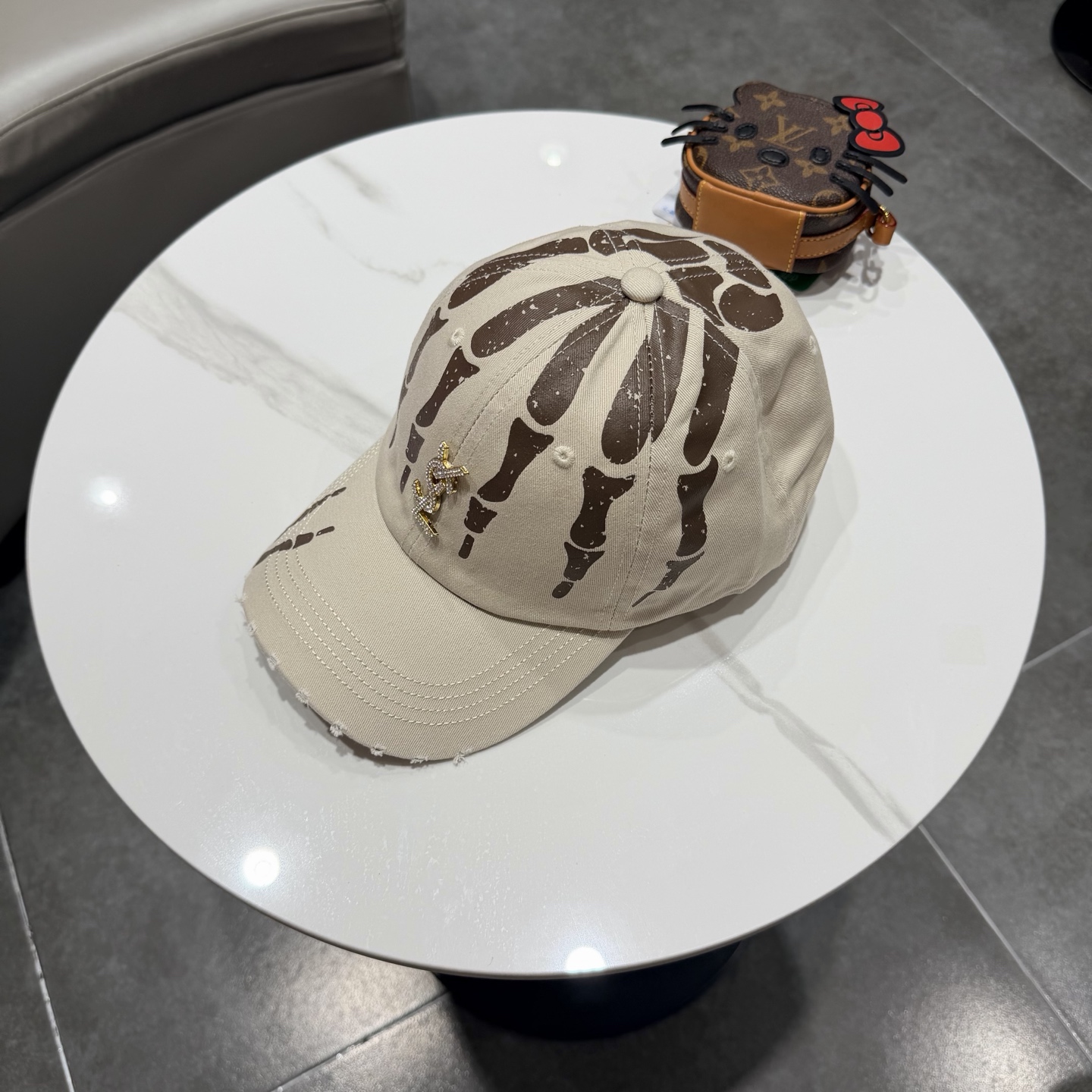 YSL圣罗兰 棒球帽|韩系风一款简单休闲风的棒球帽是牛仔的款式 减龄百搭 适配度很高！简单随性~字母刺绣