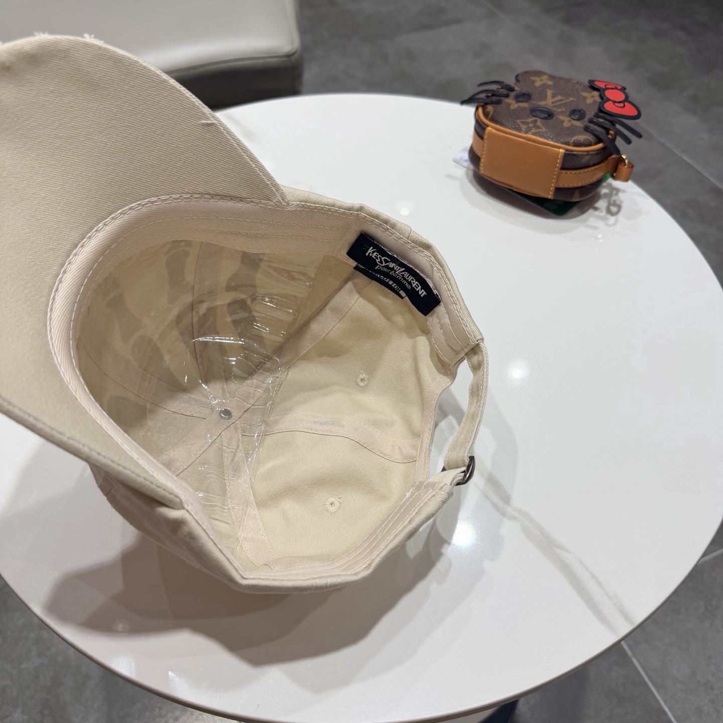 YSL圣罗兰 棒球帽|韩系风一款简单休闲风的棒球帽是牛仔的款式 减龄百搭 适配度很高！简单随性~字母刺绣