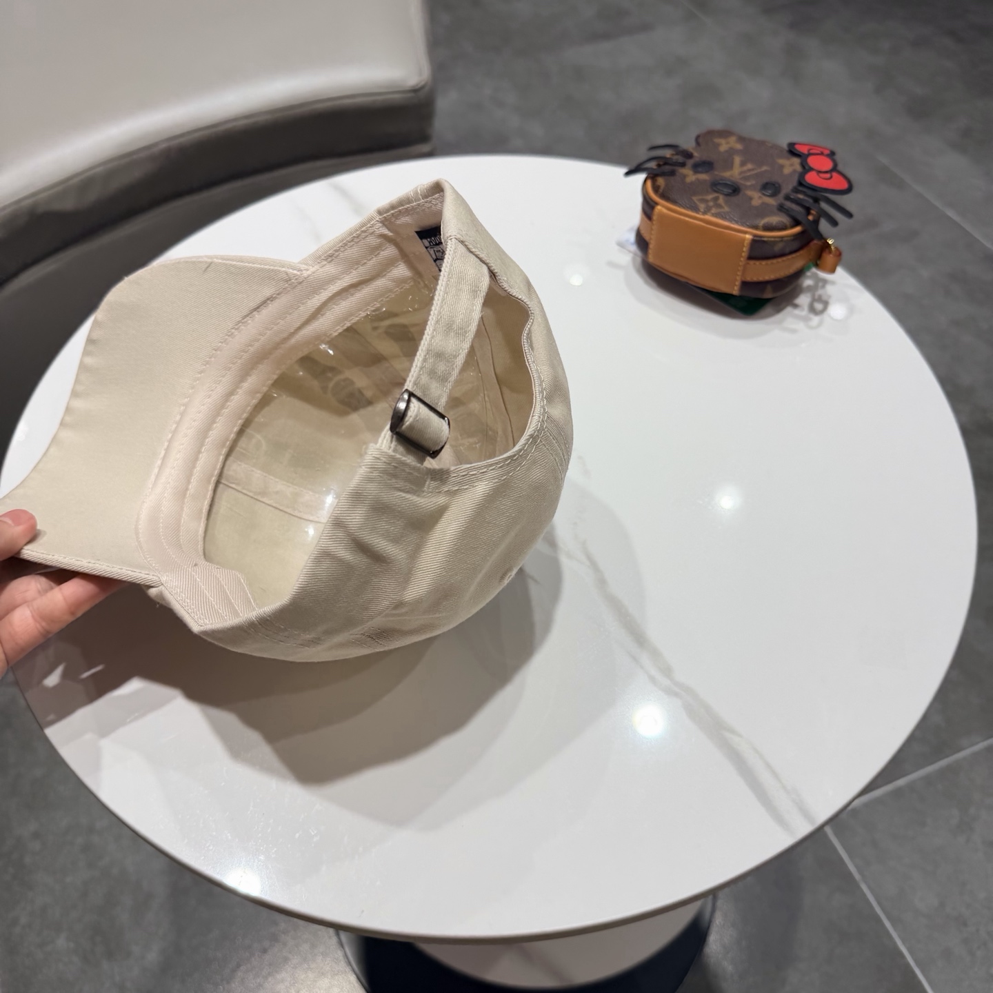 YSL圣罗兰 棒球帽|韩系风一款简单休闲风的棒球帽是牛仔的款式 减龄百搭 适配度很高！简单随性~字母刺绣