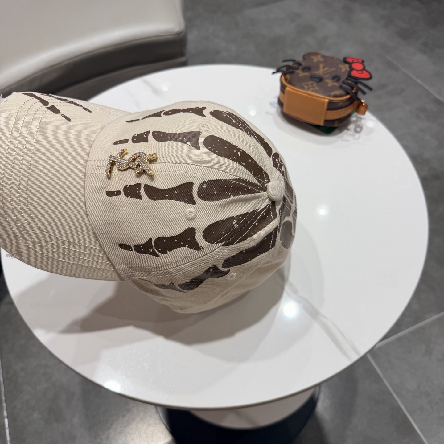 YSL圣罗兰 棒球帽|韩系风一款简单休闲风的棒球帽是牛仔的款式 减龄百搭 适配度很高！简单随性~字母刺绣