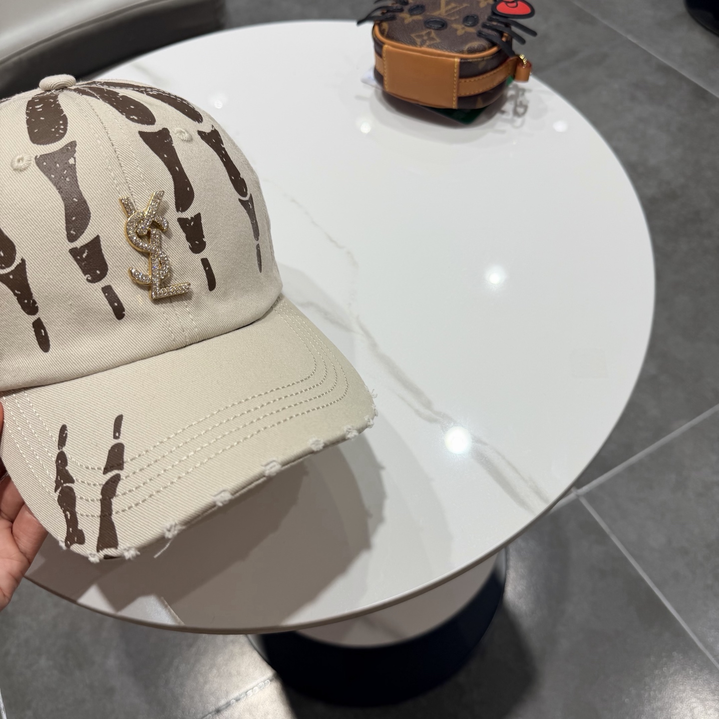 YSL圣罗兰 棒球帽|韩系风一款简单休闲风的棒球帽是牛仔的款式 减龄百搭 适配度很高！简单随性~字母刺绣