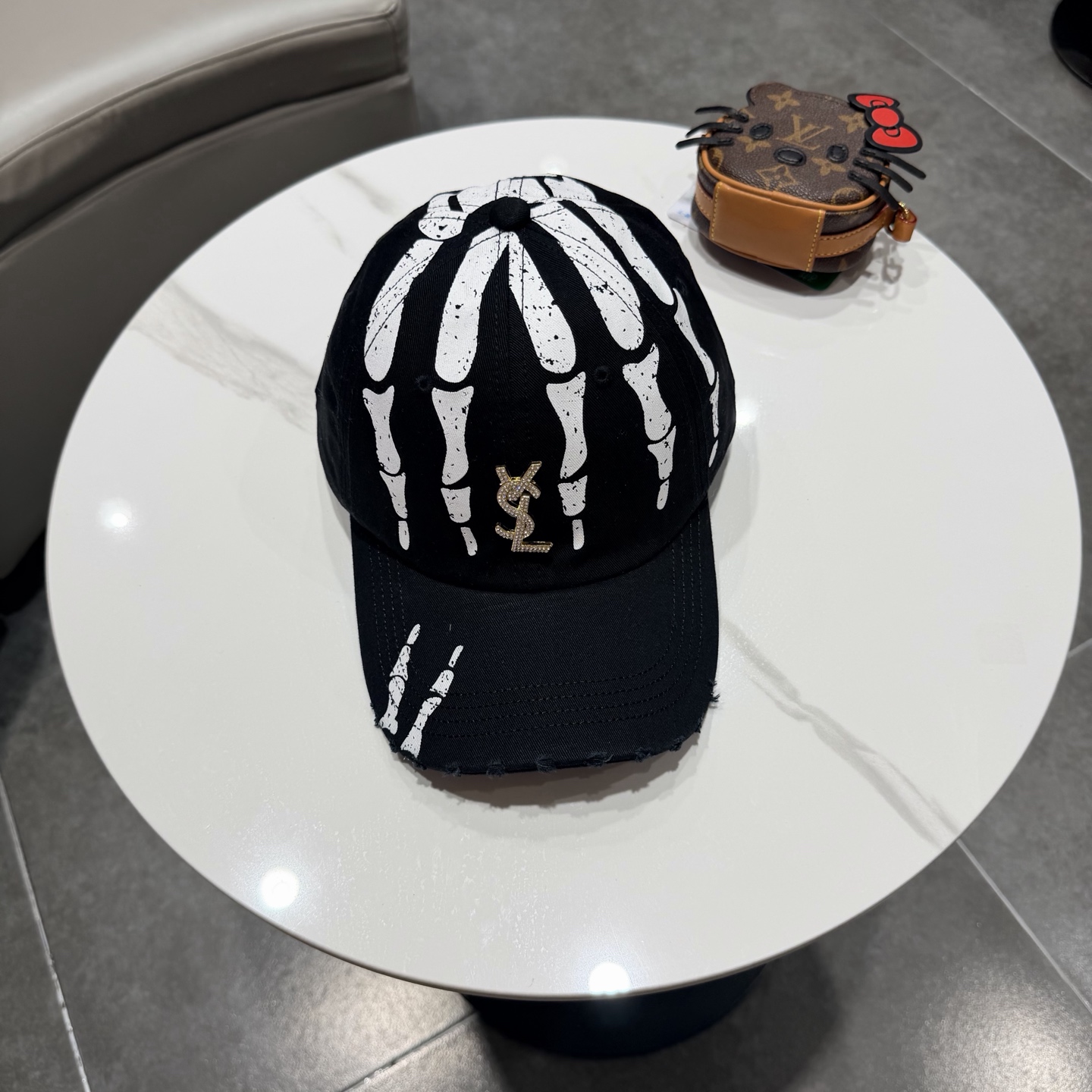 YSL圣罗兰 棒球帽|韩系风一款简单休闲风的棒球帽是牛仔的款式 减龄百搭 适配度很高！简单随性~字母刺绣