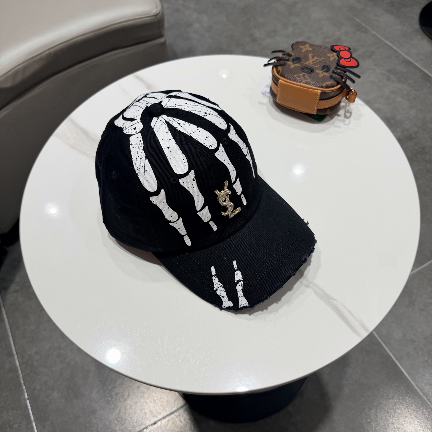 YSL圣罗兰 棒球帽|韩系风一款简单休闲风的棒球帽是牛仔的款式 减龄百搭 适配度很高！简单随性~字母刺绣