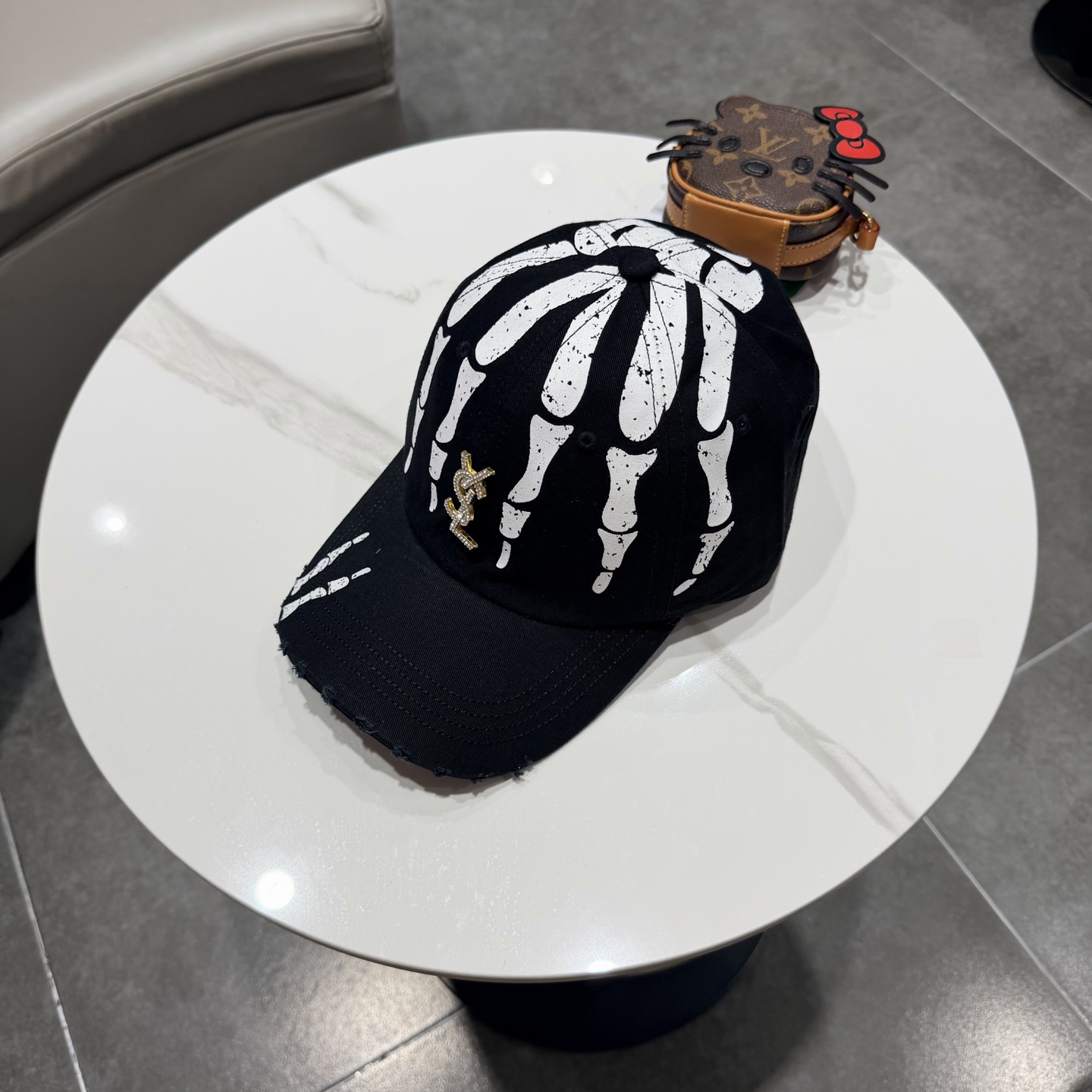 YSL圣罗兰 棒球帽|韩系风一款简单休闲风的棒球帽是牛仔的款式 减龄百搭 适配度很高！简单随性~字母刺绣