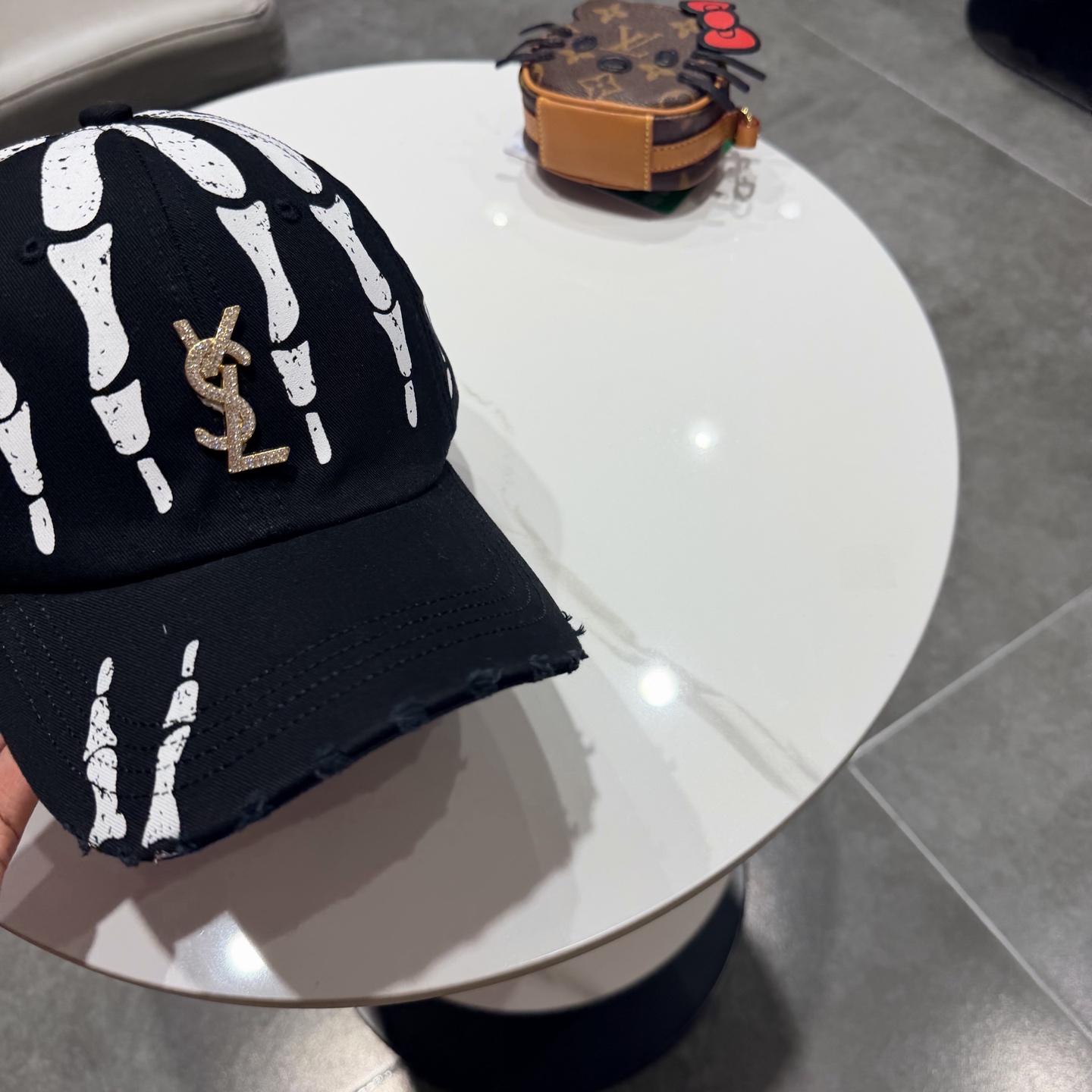 YSL圣罗兰 棒球帽|韩系风一款简单休闲风的棒球帽是牛仔的款式 减龄百搭 适配度很高！简单随性~字母刺绣