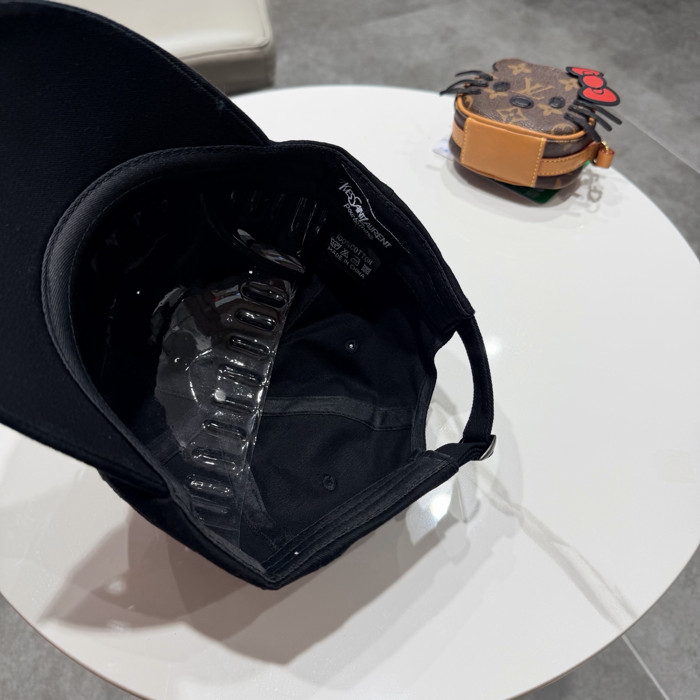 YSL圣罗兰 棒球帽|韩系风一款简单休闲风的棒球帽是牛仔的款式 减龄百搭 适配度很高！简单随性~字母刺绣