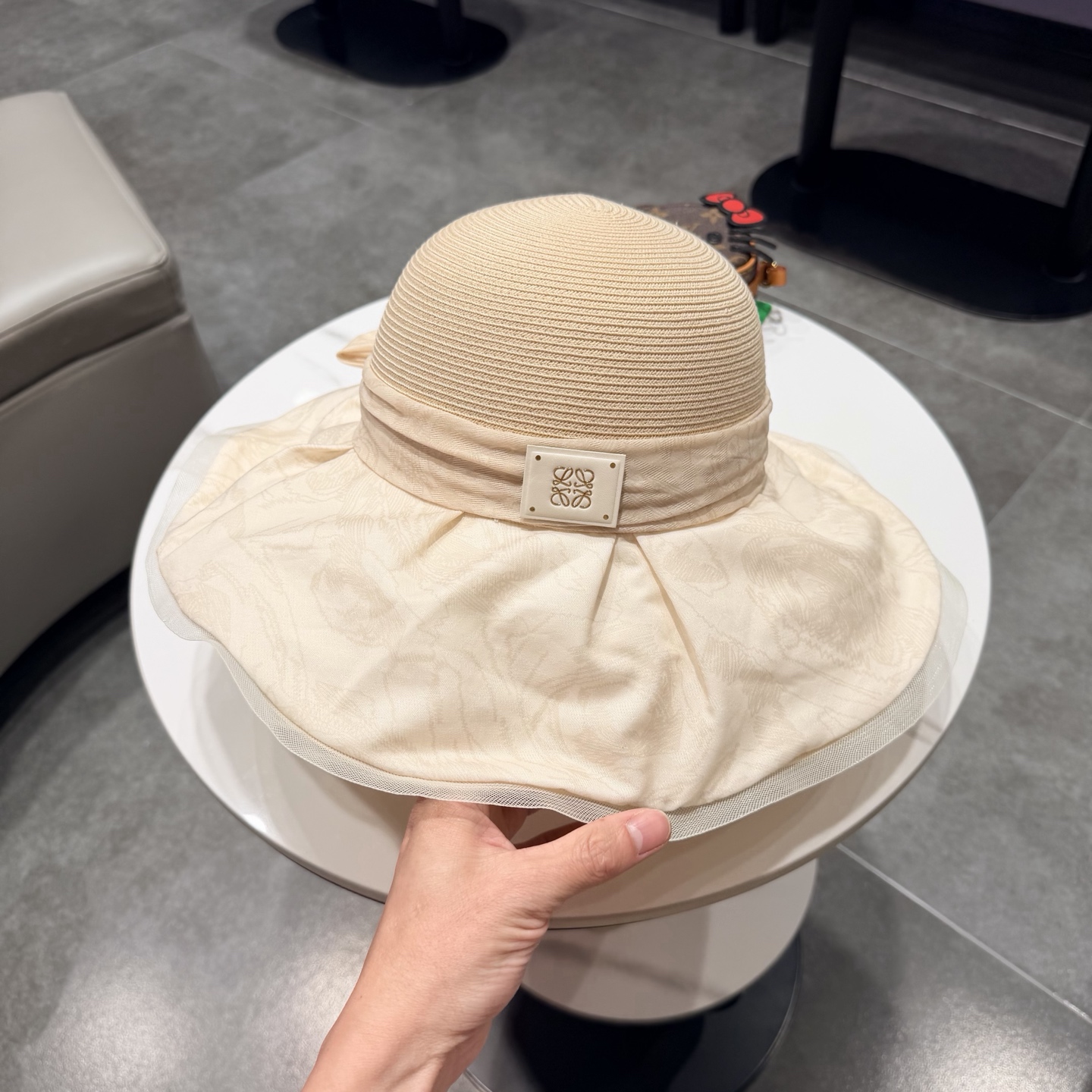 罗意威夏季国风草编蝴蝶结遮阳帽子女大檐防晒帽优雅度假防紫外线沙滩帽