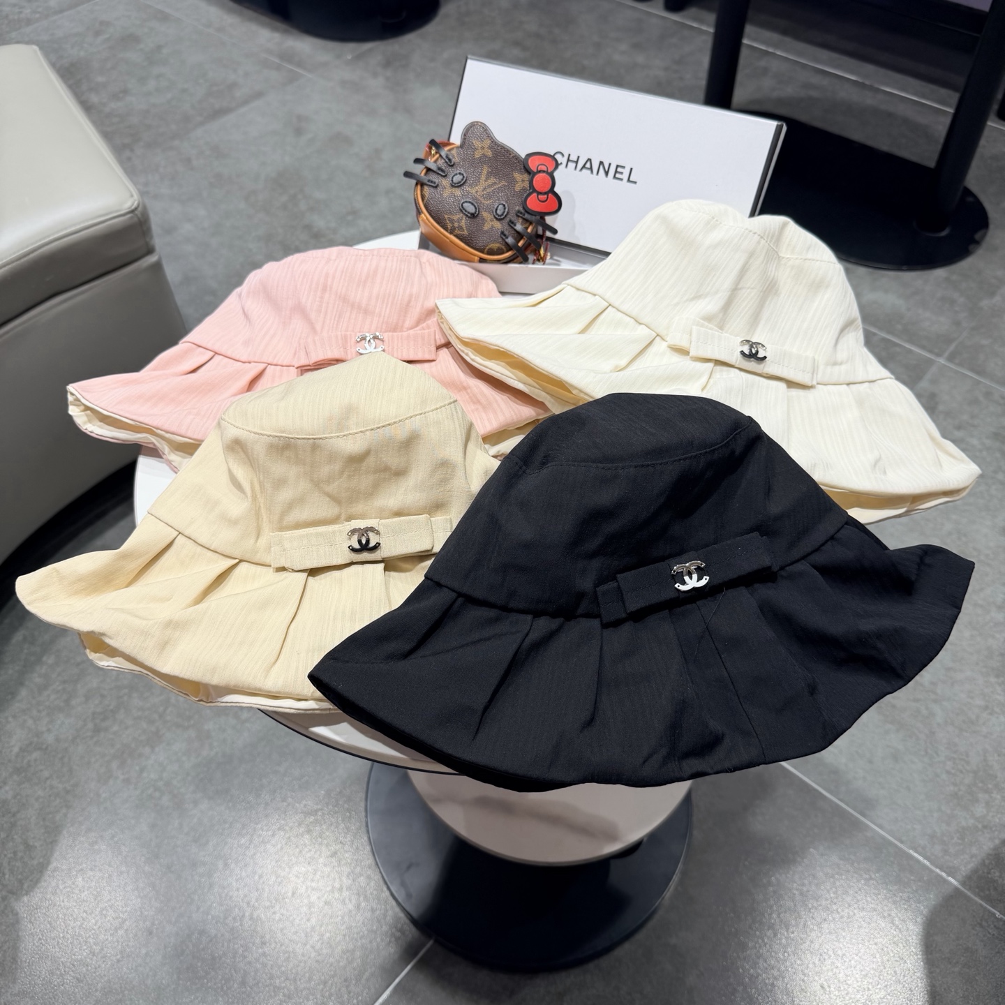 Chanel香奈儿新款遮阳渔夫帽，加强紫外线！